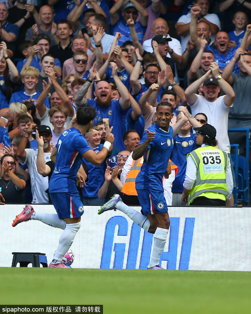 爱游戏官方-包含AC米兰球迷庆祝胜利，球队前景一片光明的词条