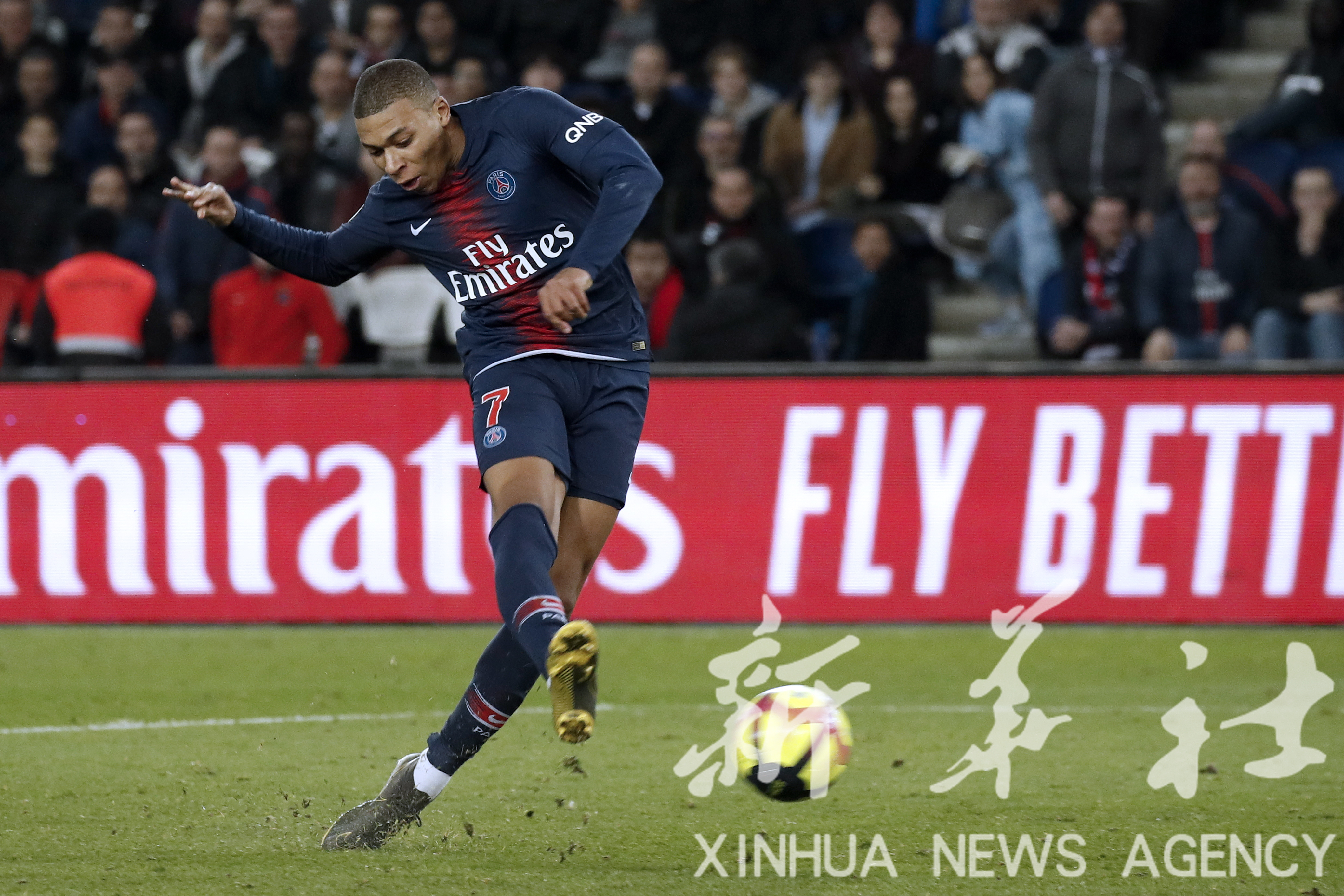 尼姆队艰难求胜,法甲赛事一波三折 尼姆队艰难求胜,法甲赛事一波三折