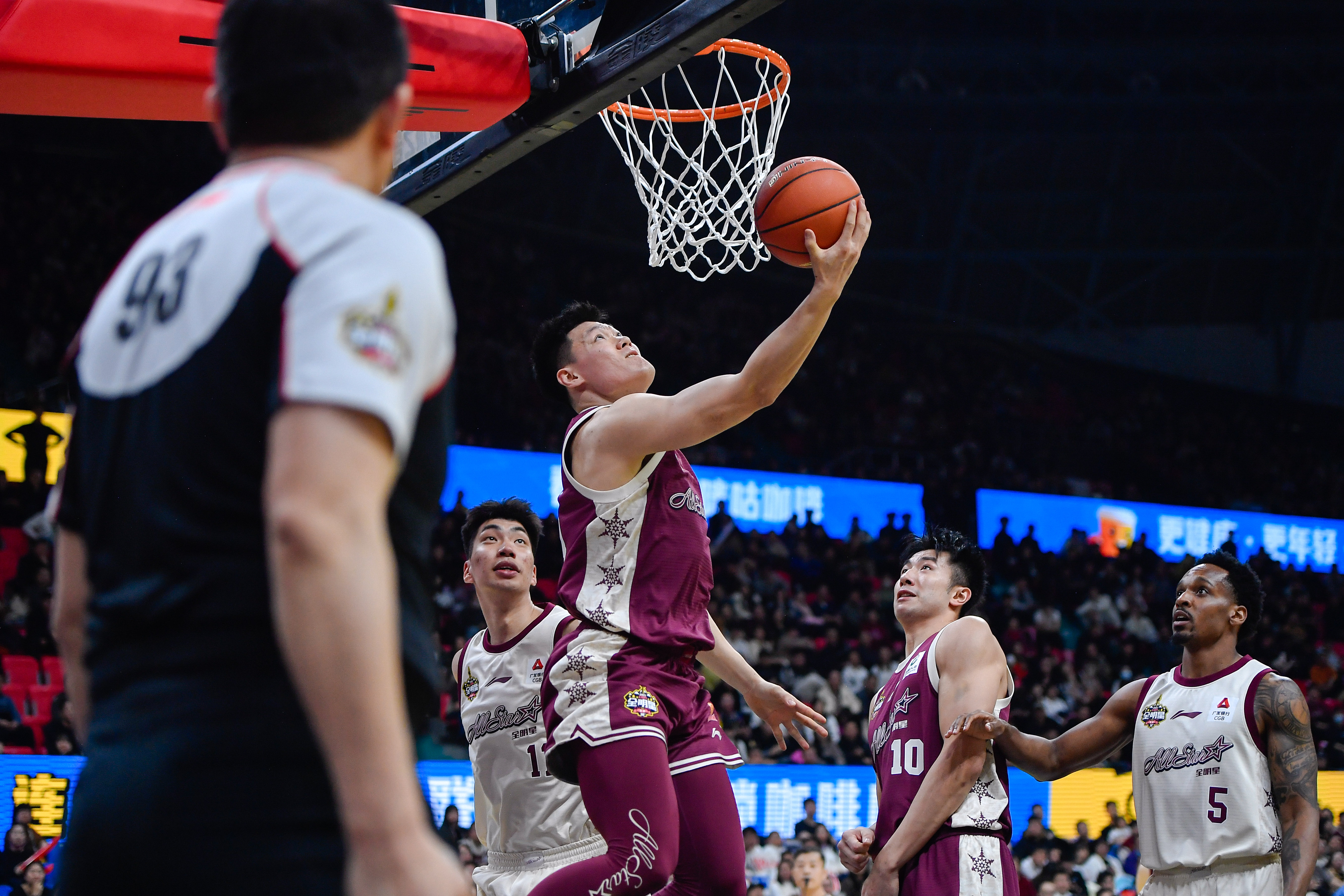 爱游戏官网-大陆篮球职业联赛火力全开，球员斗志昂扬的简单介绍