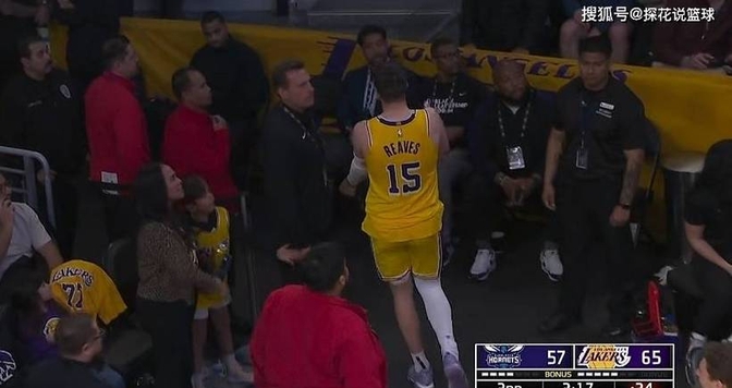 爱游戏大厅-湖人惨败黄蜂，詹姆斯全场8分令球迷无奈