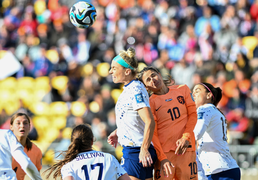 爱游戏在线-南美女足球队在世界大赛中奋力拼搏