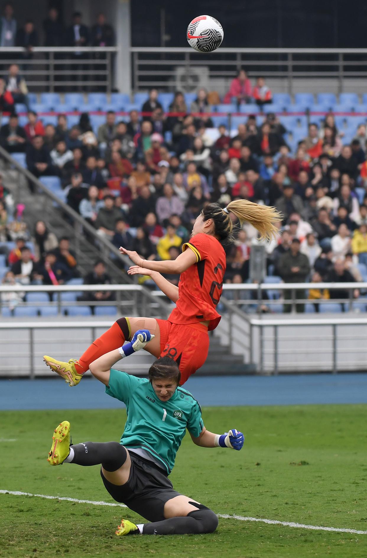 南美女足球队在世界大赛中奋力拼搏