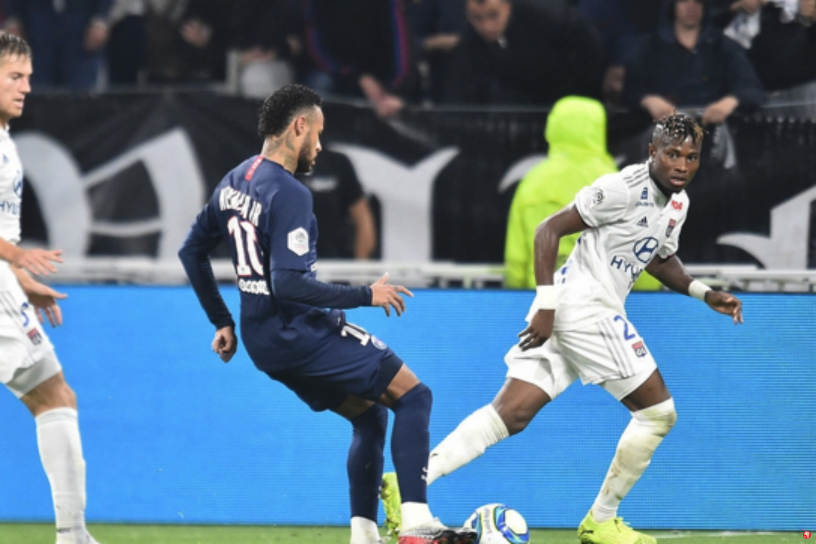 爱游戏APP-里昂客场带走三分，继续保持领先的简单介绍