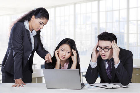 博尔顿狼连战两队，保级危机生存压力