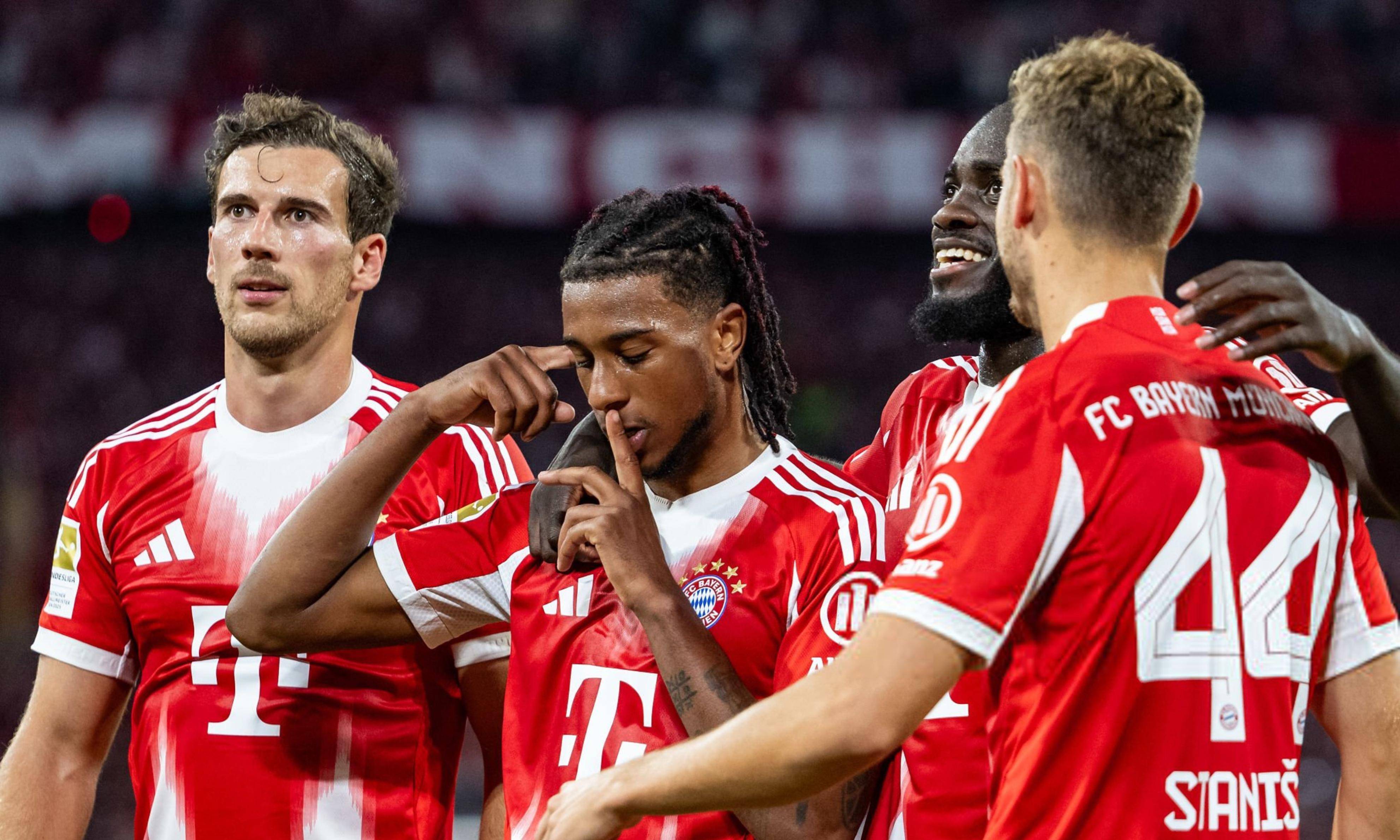 比分悬殊胜利成形，球队大捷庆祝