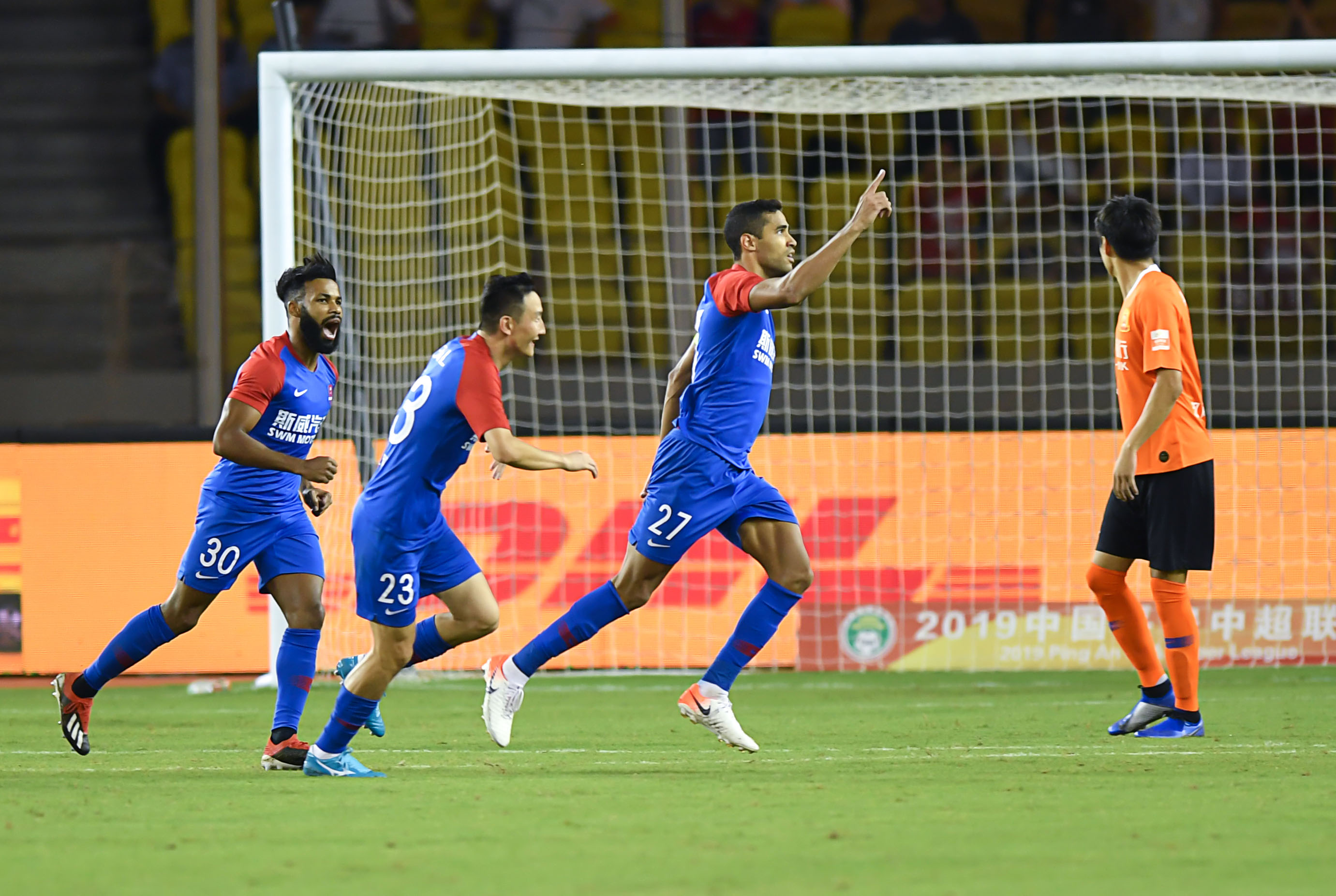 爱游戏体育-山东鲁能赛季末全力冲刺，热衷中超重庆斯威势不可挡，欲冲超澳超