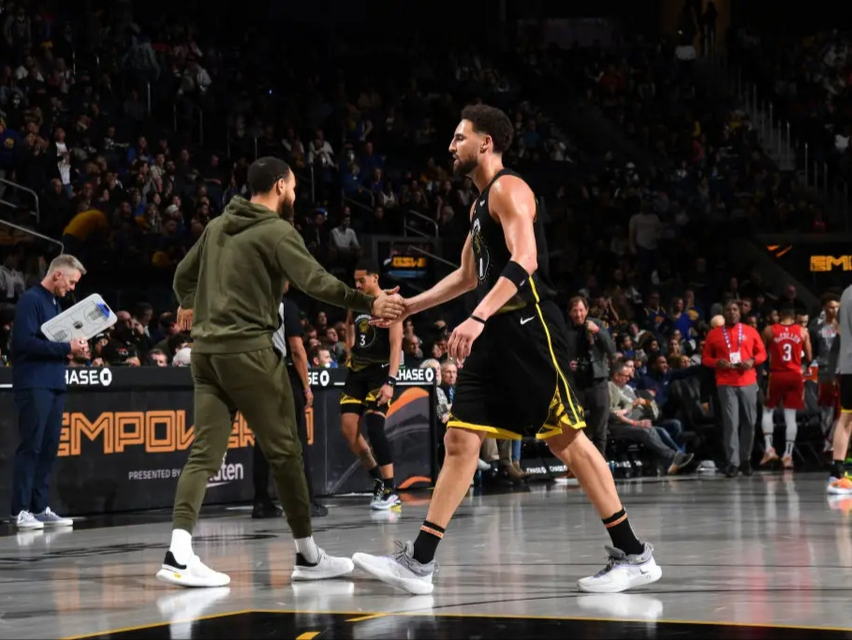 新疆队逆转鹈鹕，克莱关键制胜的简单介绍