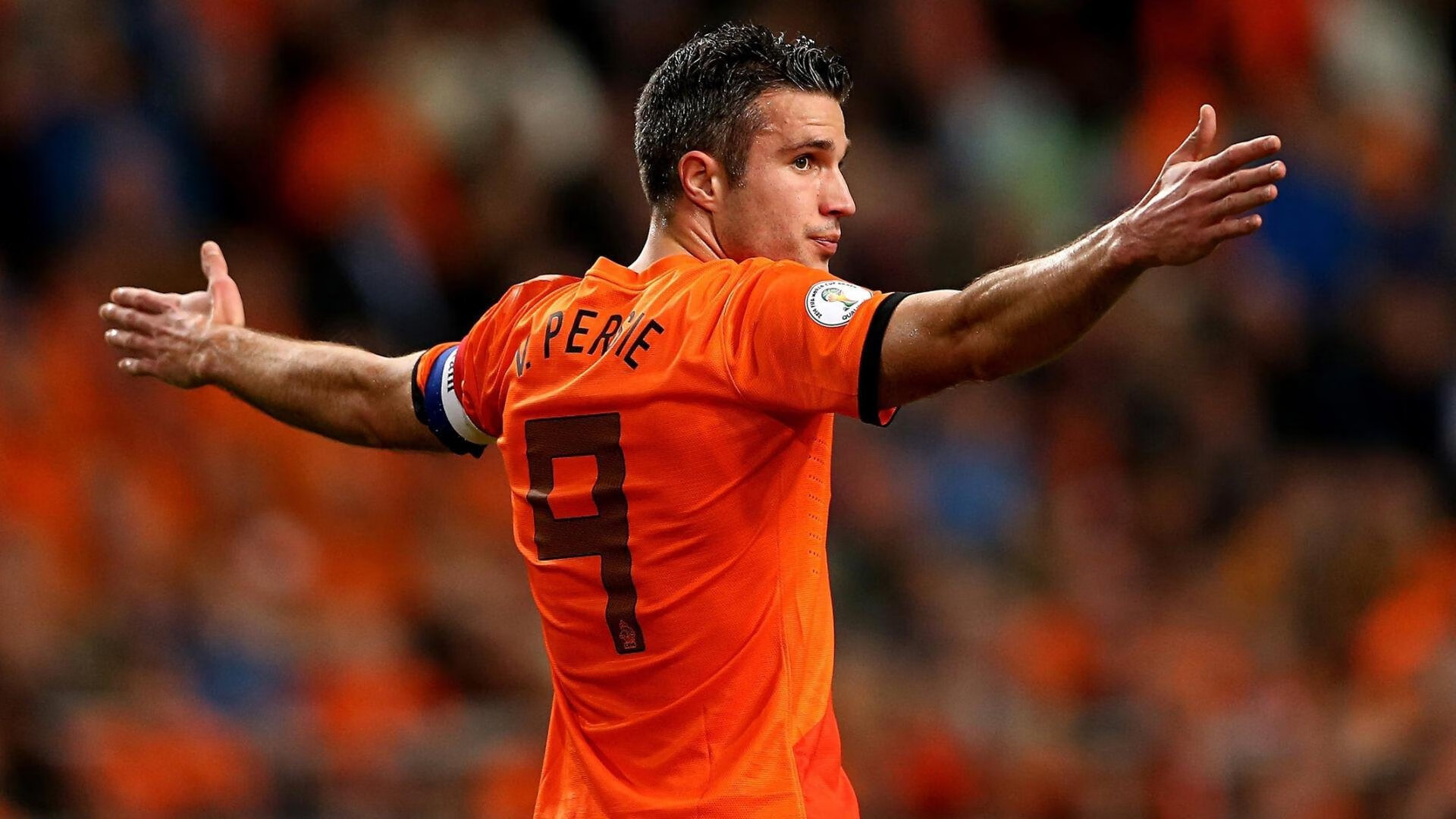 嘘声中完成致敬,一场非比寻常的欧洲足球慈善赛